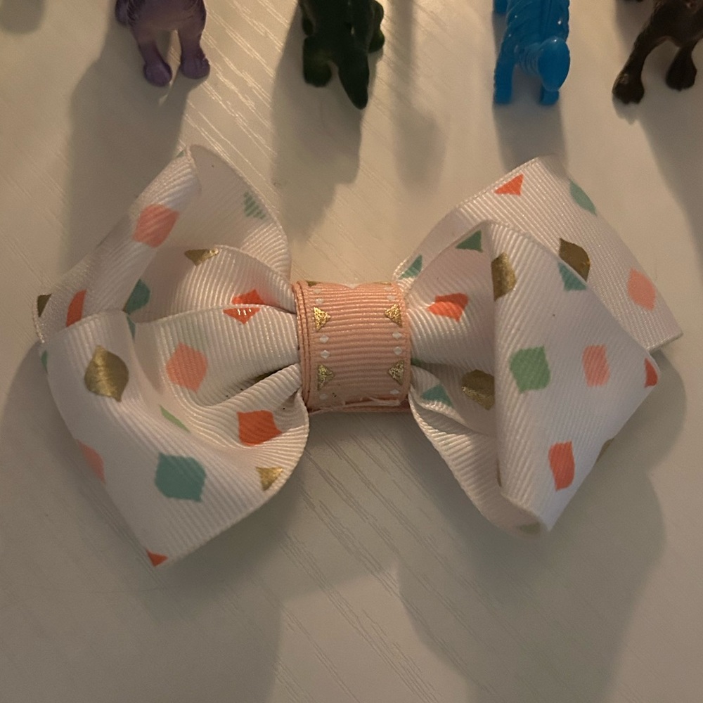 THREE FOR $10 SALE 🎀Adorable Small Pink & White Bow🎀